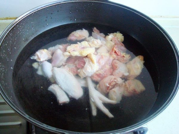 泡椒笋尖和土鸡一起炖鸡汤