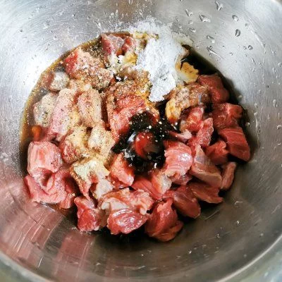 金蒜牛肉粒是怎么吃好吃又简单的做法