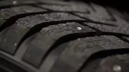 汽车轮胎为什么黑色（汽车的轮胎为什么是黑色）