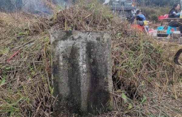 贵州荒山一座隐藏81年的坟墓，被人发现后，背后的故事让网友落泪