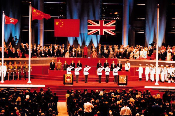 英国军官不解：英国为何归还香港？直到2000年一英国上将道出真相
