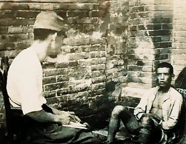 八十多年前，一个青年被日军逮捕，目睹了日军的十大酷刑