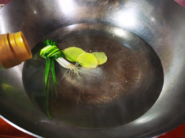 水煮虾是冷水还是热水下锅？