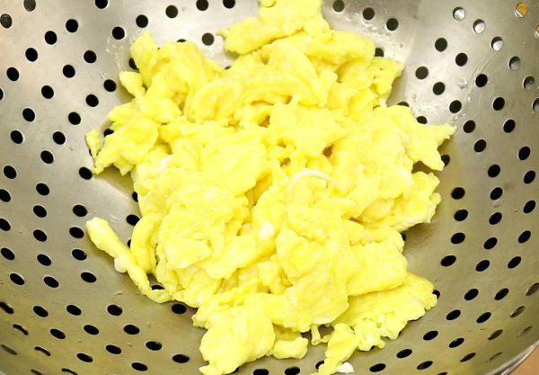 芦笋炒鸡蛋的做法