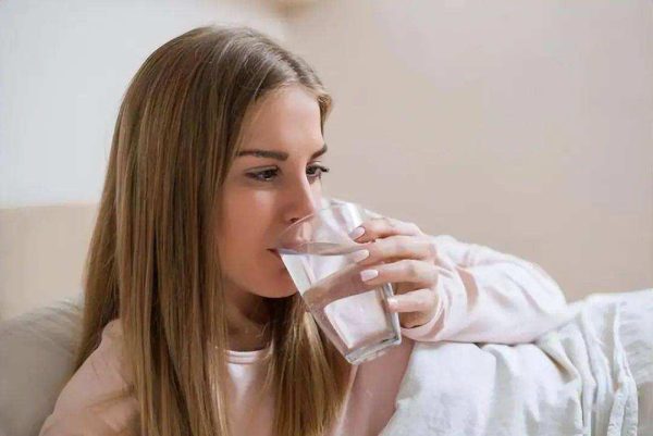 晨起一杯水等于喝细菌多少（早上喝水时应该注意什么？）