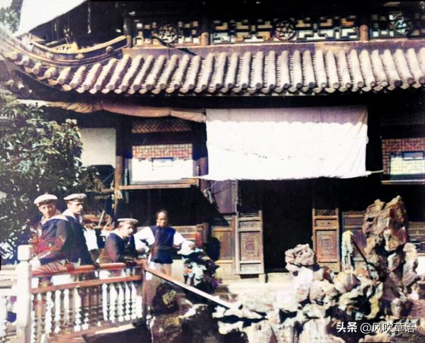 清末时期的南京，跟着姑娘的僧侣，麻木的穷人和践踏石碑的洋人