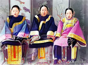 100多年前的奉天（今沈阳），盛京将军的妻女衣着华丽，精神萎靡