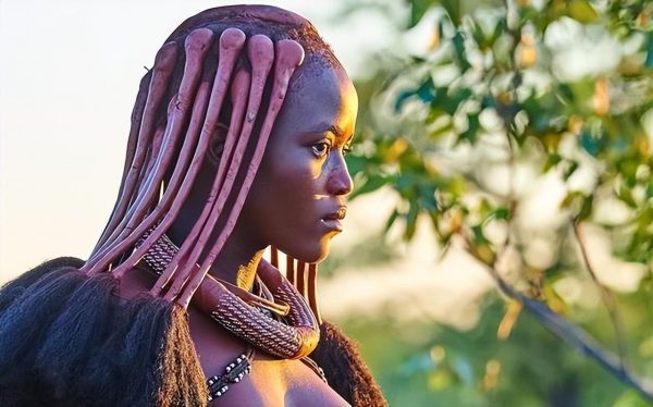 在身上涂满红泥的非洲部落，女性以祼为美，当地婚姻状况十分混乱