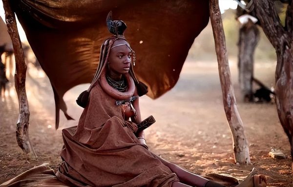 在身上涂满红泥的非洲部落，女性以祼为美，当地婚姻状况十分混乱