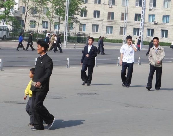 朝鲜街头的奇特现象：当地男性黑瘦，女性却皮肤白身材又匀称