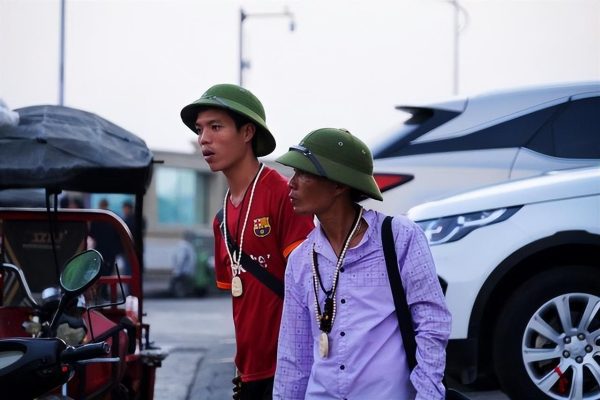 越南怪象：男性爱戴绿帽子，女性爱吃鱼露，游客：难以理解