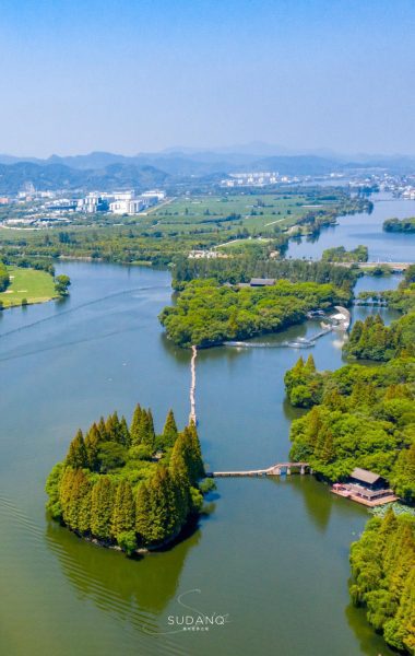 它是浙江名湖之一：古代最大的水利工程之一，曾有30个西湖那么大