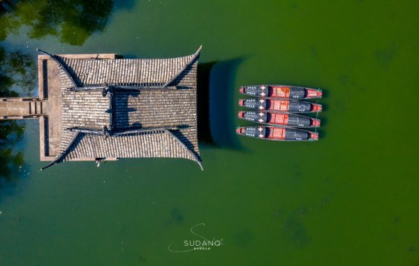 它是浙江名湖之一：古代最大的水利工程之一，曾有30个西湖那么大
