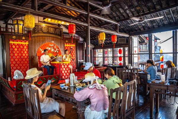 苏州有个百年茶社，号称“江南第一楼”，据说还是国内现存最老的