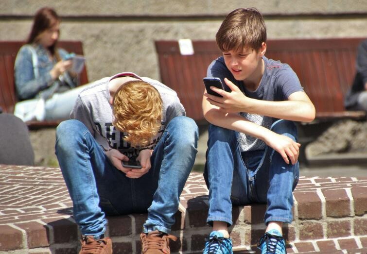 小孩玩手机的危害有什么