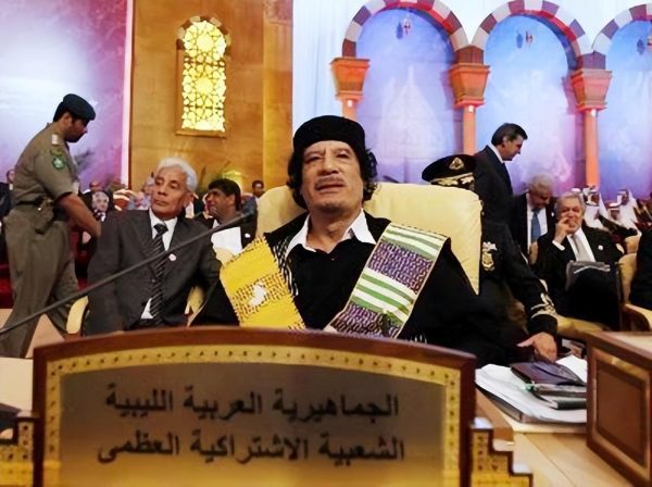 卡扎菲死前：躲下水道被揪出，对打了他两巴掌的士兵说了两句话