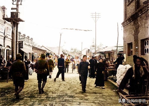 1940年的河南新乡，汉奸坐城头望风景，鬼子混入人群偷看百姓结婚
