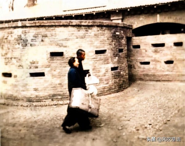 1940年的河南新乡，汉奸坐城头望风景，鬼子混入人群偷看百姓结婚