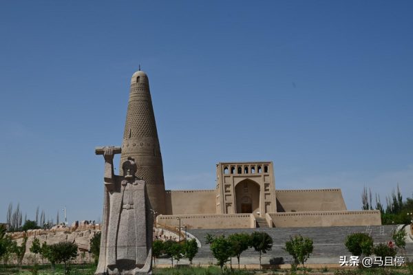新疆有座高40米的古塔，屹立200年不倒，就藏在吐鲁番市区