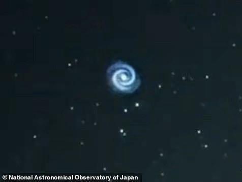 美夜空惊现神秘物体，如螺旋星系并呈阴森蓝色，异星降临？