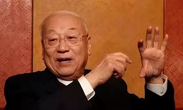 1975年毛主席手术，周总理邓小平都紧张，主席笑道：放《满江红》