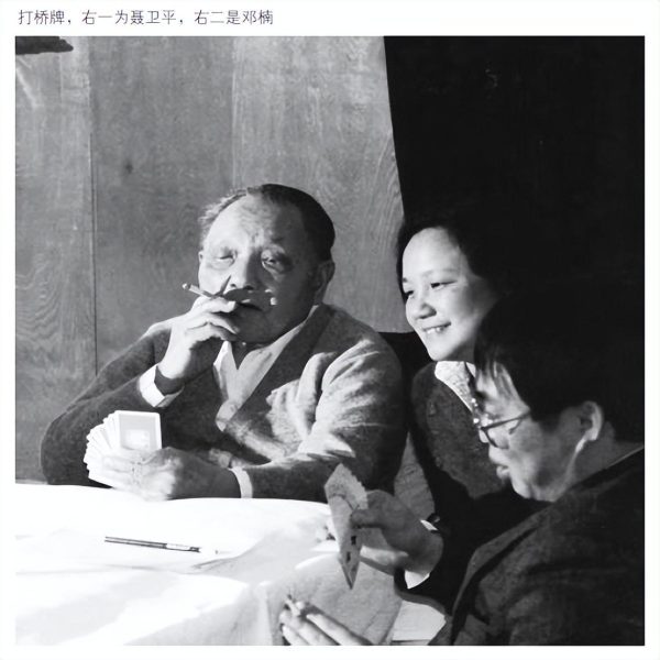 老布什问邓小平：“您的夫人也抽烟？”邓公一句话让他捧腹大笑