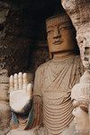 甘肃藏中国石窟鼻祖，经历沧桑仅存七尊佛像，矗立河边1600年