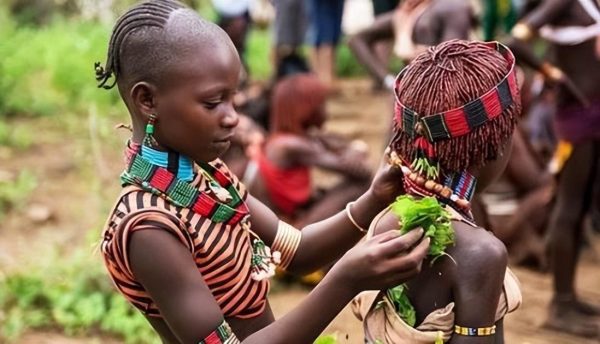 非洲一个奇葩的部落，以“肚子大为美”，女人以打猎和做饭为生！
