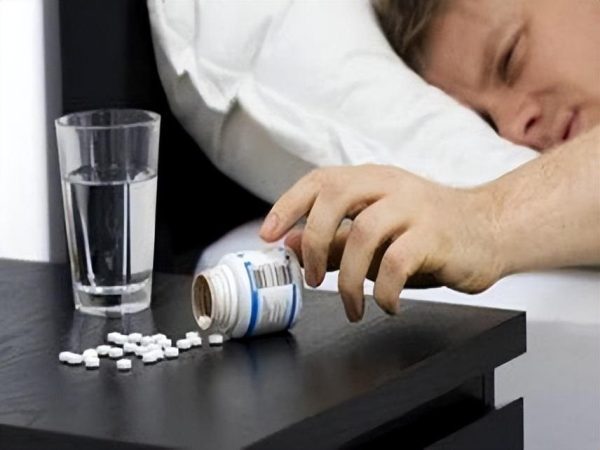 若一次吞服100片安眠药，身体会发生什么变化？能挽救的几率大吗