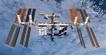 中国用二十年制造天宫空间站，比国际空间站差了近300吨，谁更好