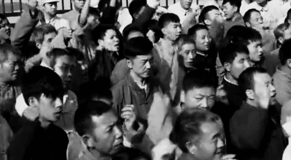 毛主席新画像挂上天安门，北京市民提出质疑：为何耳朵只有一只？
