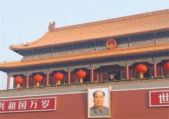毛主席新画像挂上天安门，北京市民提出质疑：为何耳朵只有一只？