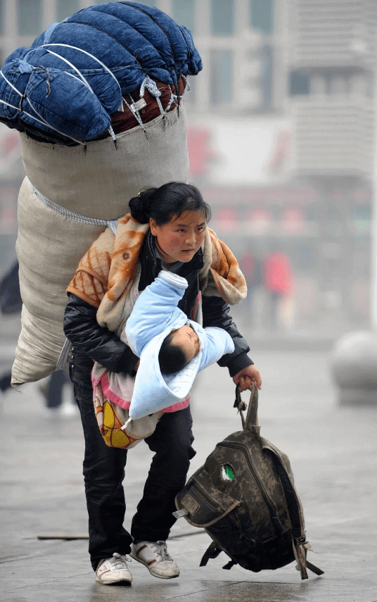 12年前感动中国“春运妈妈”，如今被人找到了，怀中孩子怎样了？