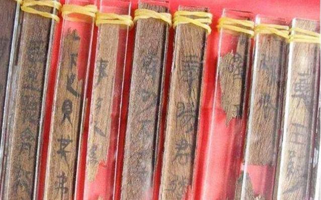 湖南工人挖出一枚竹简，里面的21个字，揭露了关羽之死并非是大意