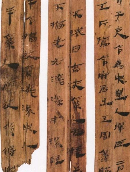湖南工人挖出一枚竹简，里面的21个字，揭露了关羽之死并非是大意