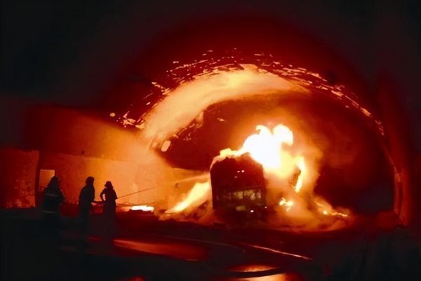 1999年特大火灾，隧道化身熔炉，1000度高温烘烤53小时，无人生还