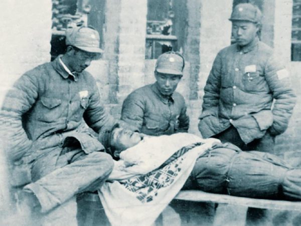 1947年，陈赓麾下第一猛将牺牲，战役结束，6000官兵争着抬棺扶柩