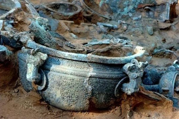 在战国时期的墓葬文明中，青铜器有着怎样的地位？