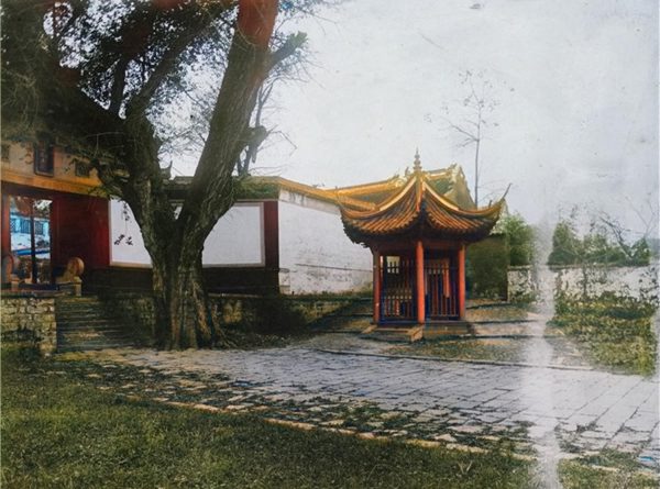 1910年的江苏无锡，惠山泉是“瞎子阿炳”创作《二泉映月》的地方