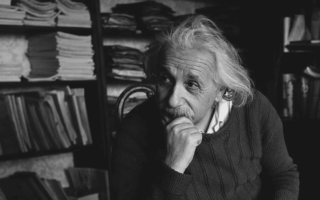 爱因斯坦拍照为什么只拍“上半身”？
