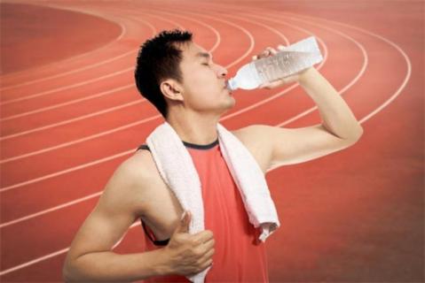 运动后喝凉水还是热水还是温开水好（运动后喝凉水还是热水还是温开水比较好）