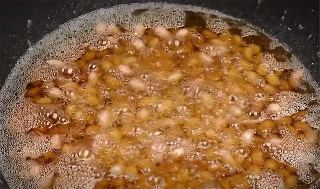 油炸花生米时怎么做，花生酥脆又不糊