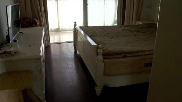 21年上海男子替人看房，睡两周发现床底有具尸体，调查发现不简单