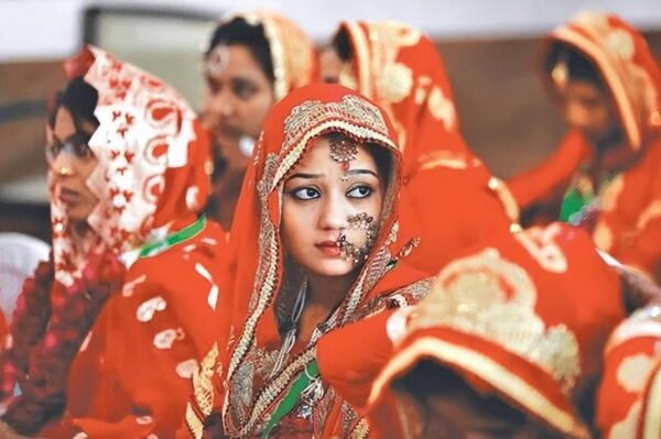 平均年龄只有15岁的印度“圣女”，表面受信徒叩拜，实际毫无尊严