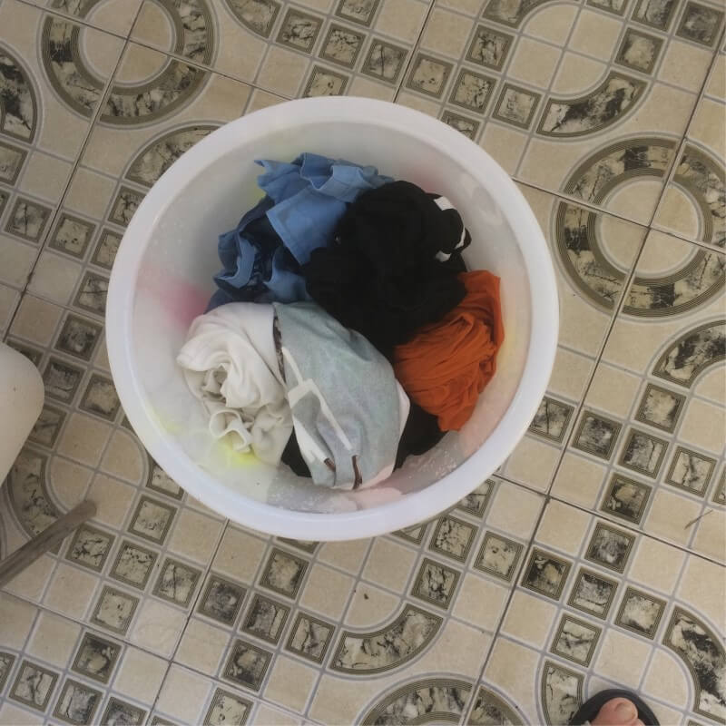 用洗衣机洗衣服，怎样不褪色、串色?用盐水浸泡