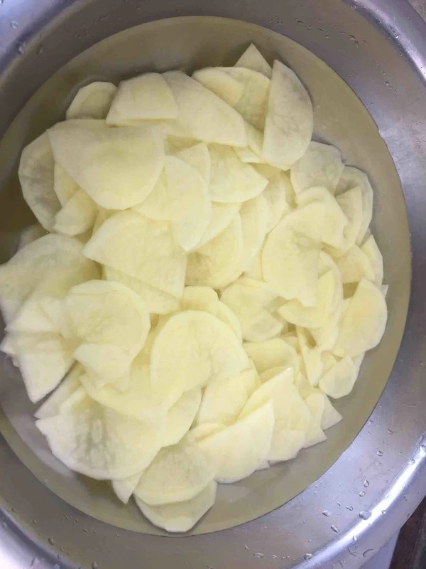 炒土豆丝最简单做法 炒土豆片家常做法？