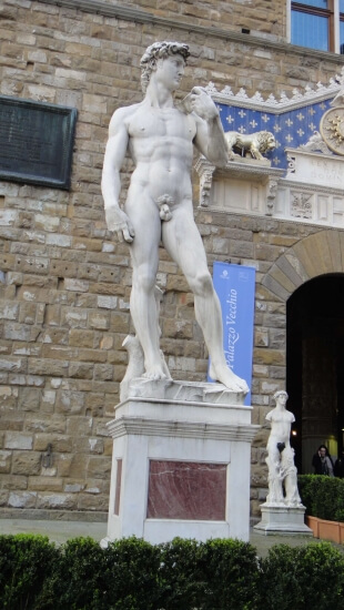 世界著名裸体雕像，被放置在80米高的地方，却被嫌弃英雄尺寸太小
