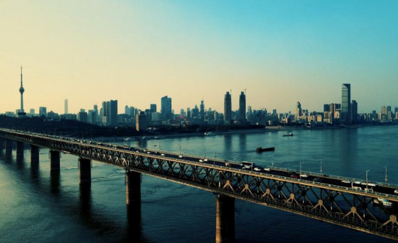 万里长江第一桥，中国第一座公铁两用桥