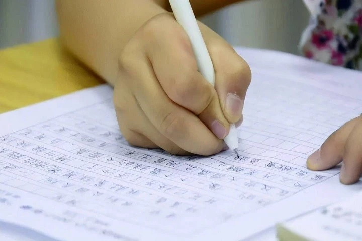 一生要强的外教老师，上课时偏要写中文，每一笔都在意料之外