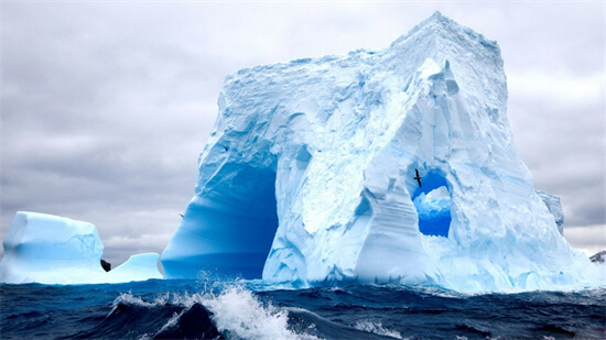 南极又裂开一个大口子！冰盖正加速滑入海洋，危机即将到来！